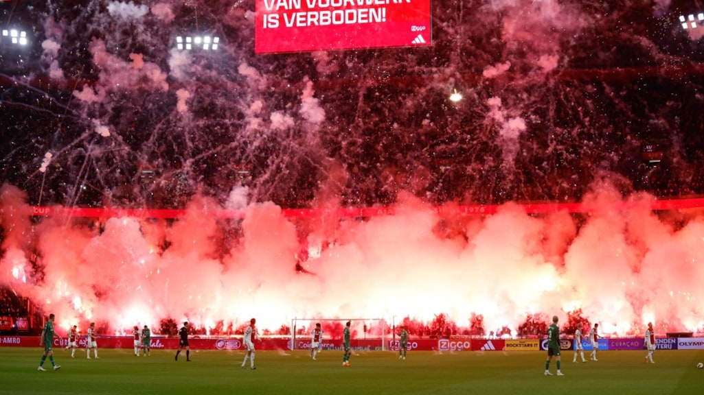 Ajaxdirecteur: groep hooligans drong met vuurwerk Arena binnen 'na forceren nooduitgang'