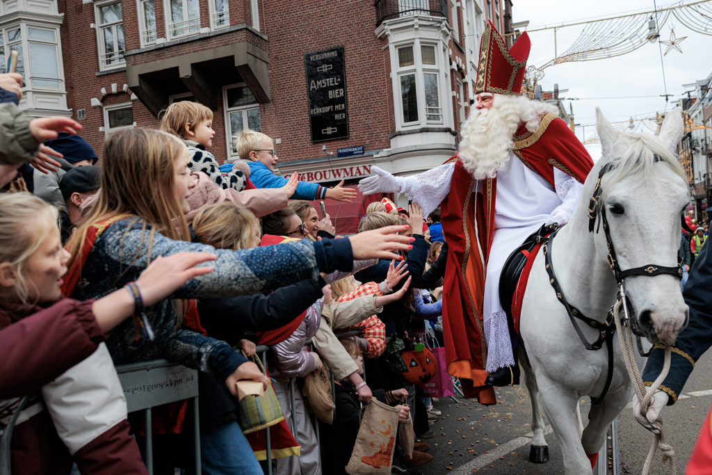 Eline wil haar sintliefde meegeven aan hun zoontje (4), haar man wil deze 'poppenkast' overslaan