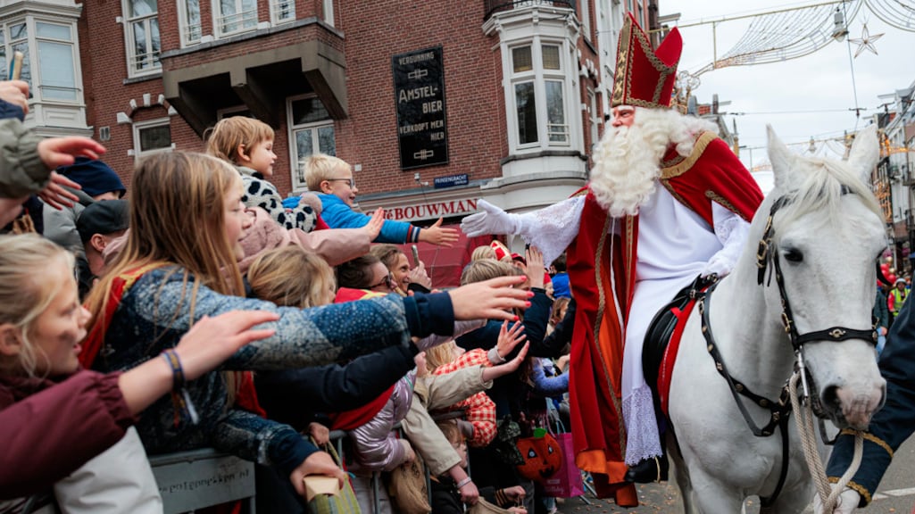 Eline wil haar sintliefde meegeven aan hun zoontje (4), haar man wil deze 'poppenkast' overslaan