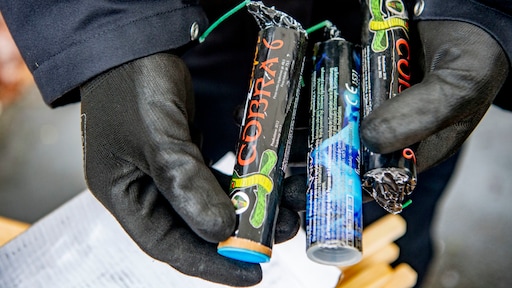 18-jarige man opgepakt na vondst berg vuurwerk in woning Spijkenisse, EOD in actie