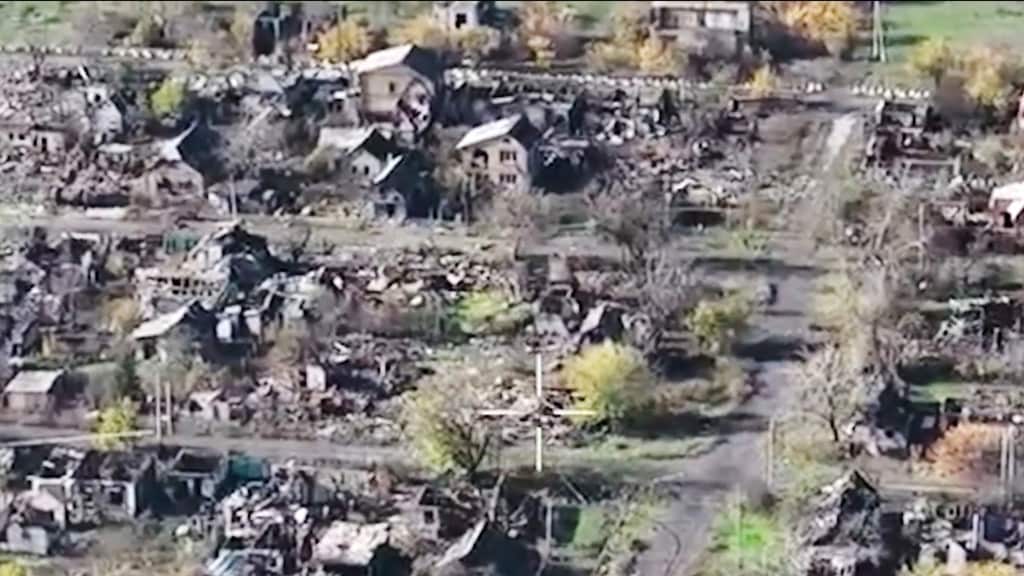 Op dronebeelden zijn de grote verwoestingen in Pokrovsk zichtbaar.