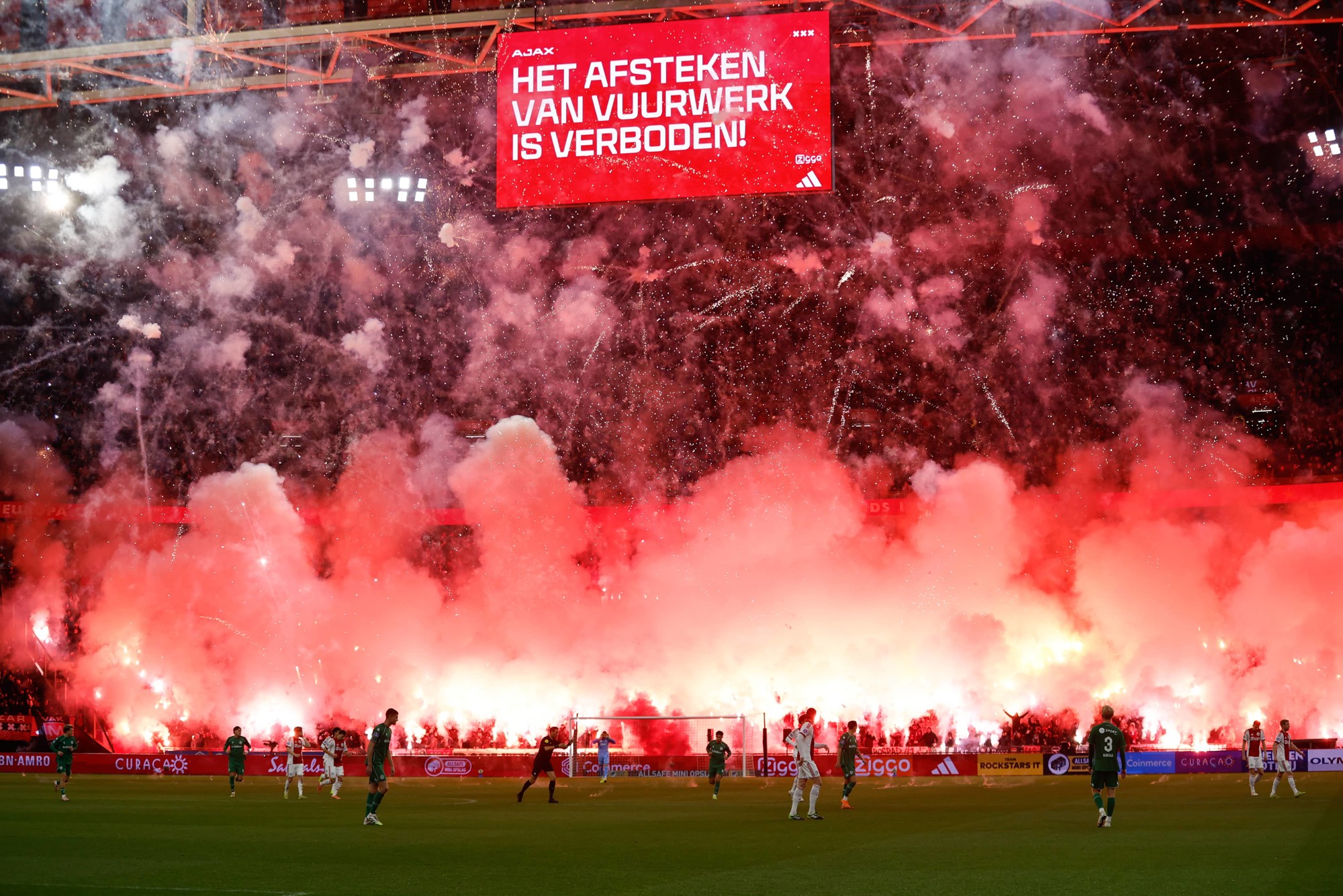Flink veel vuurwerk op de tribune waar de F-Side, de harde kern van het Ajax-publiek, zit. 