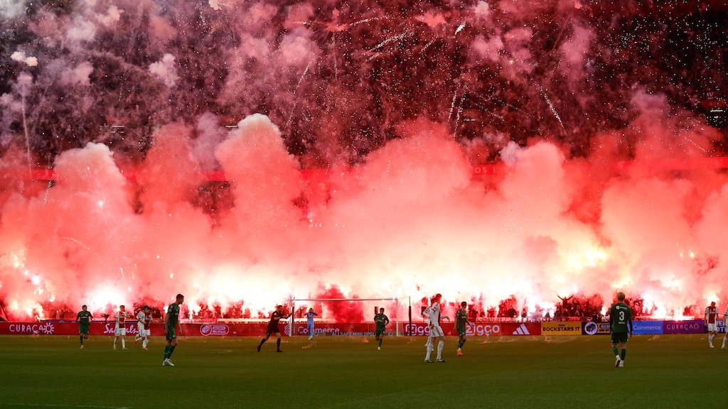 Flink veel vuurwerk op de tribune waar de F-Side, de harde kern van het Ajax-publiek, zit.