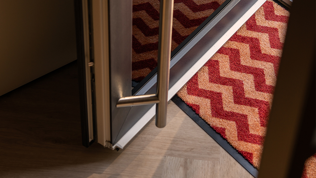 Zo ontstaan verkleuringen op je PVC-vloer door de deurmat (en zó voorkom je ze)