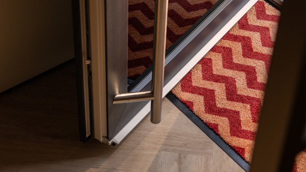 Zo ontstaan verkleuringen op je PVC-vloer door de deurmat (en zó voorkom je ze)