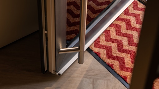 Zo ontstaan verkleuringen op je PVC-vloer door de deurmat (en zó voorkom je ze)