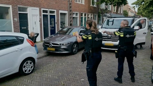 Agenten geïrriteerd door lacherige vrouw met munitie en drugs op zak in Bureau Utrecht: 'Probeer me in te houden'