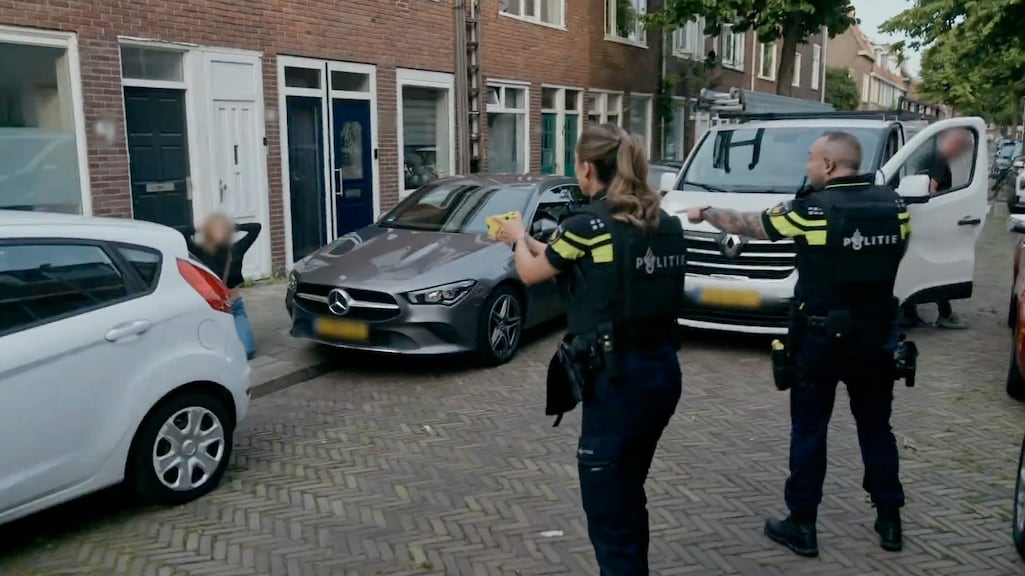 Agenten geïrriteerd door lacherige vrouw met munitie en drugs op zak in Bureau Utrecht: 'Probeer me in te houden'