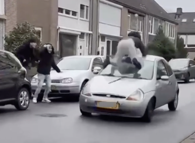 Jongen probeert over auto te springen in Blerick, wordt aangereden