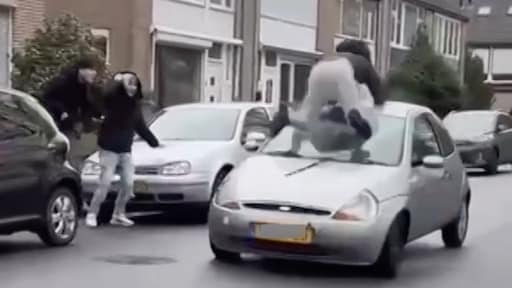 Jongen probeert over auto te springen in Blerick, wordt aangereden