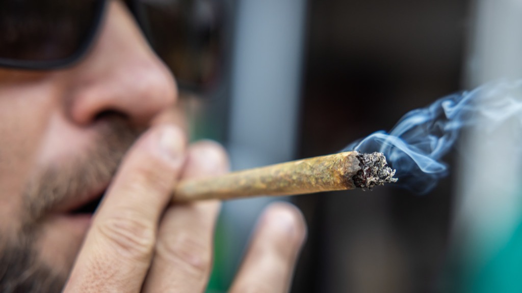 Stoned tijdens rijles? Instructeur en leerlingen gepakt met te veel THC in bloed