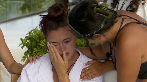 Zoë ontroostbaar nadat Junior met oude bekende zoent in Paradise Hotel: 'Wil naar huis'