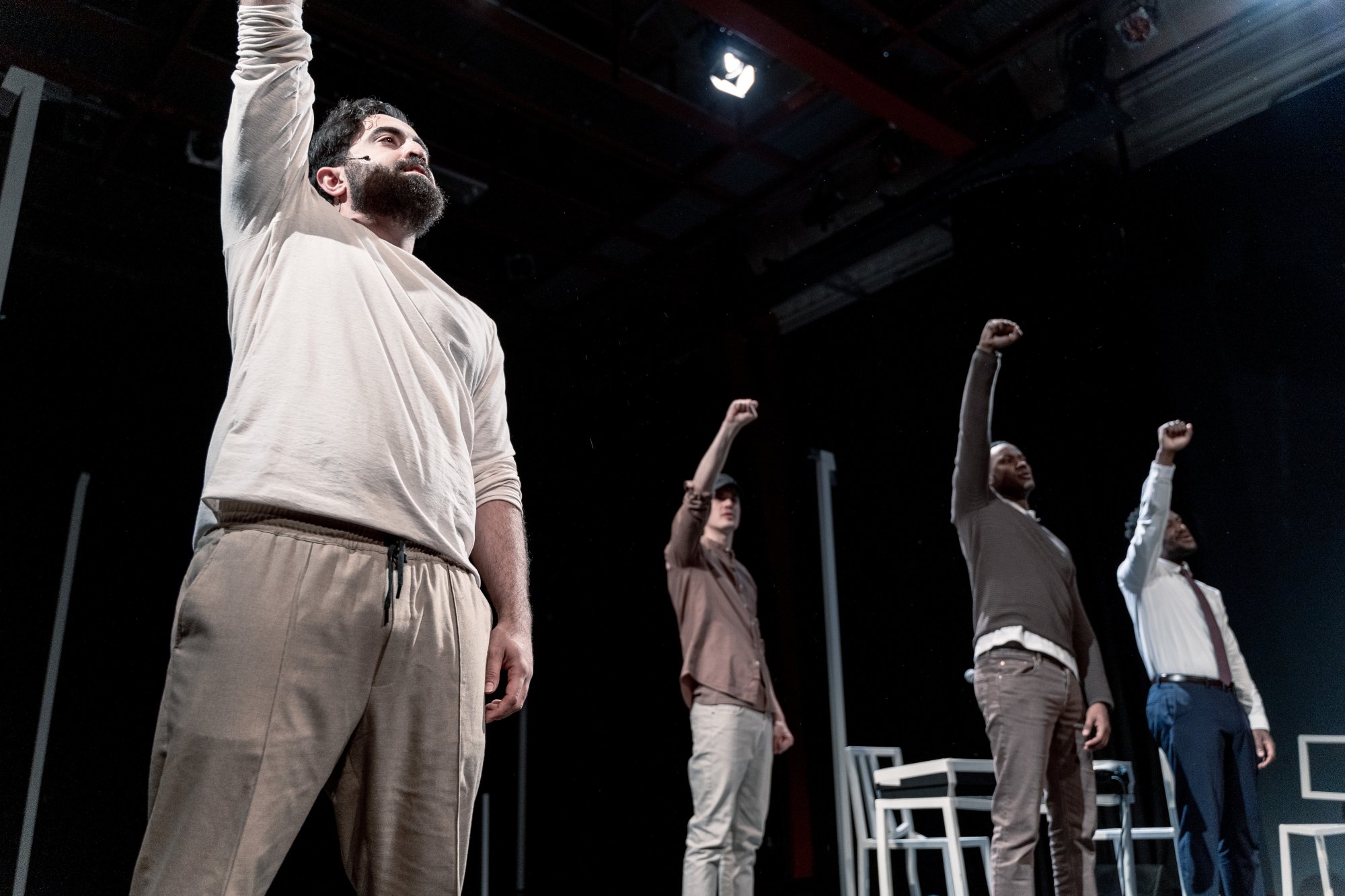 Cabaretier Saman Amini confronteert bedrijven al acht jaar met racisme