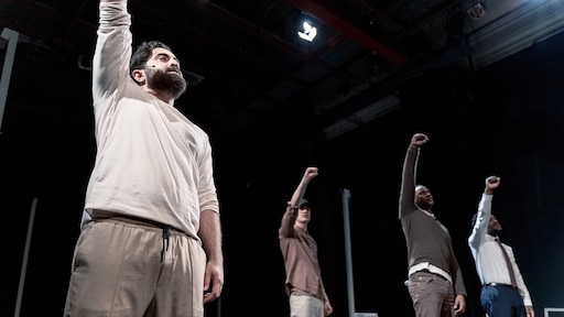 Cabaretier Saman Amini confronteert bedrijven al acht jaar met racisme