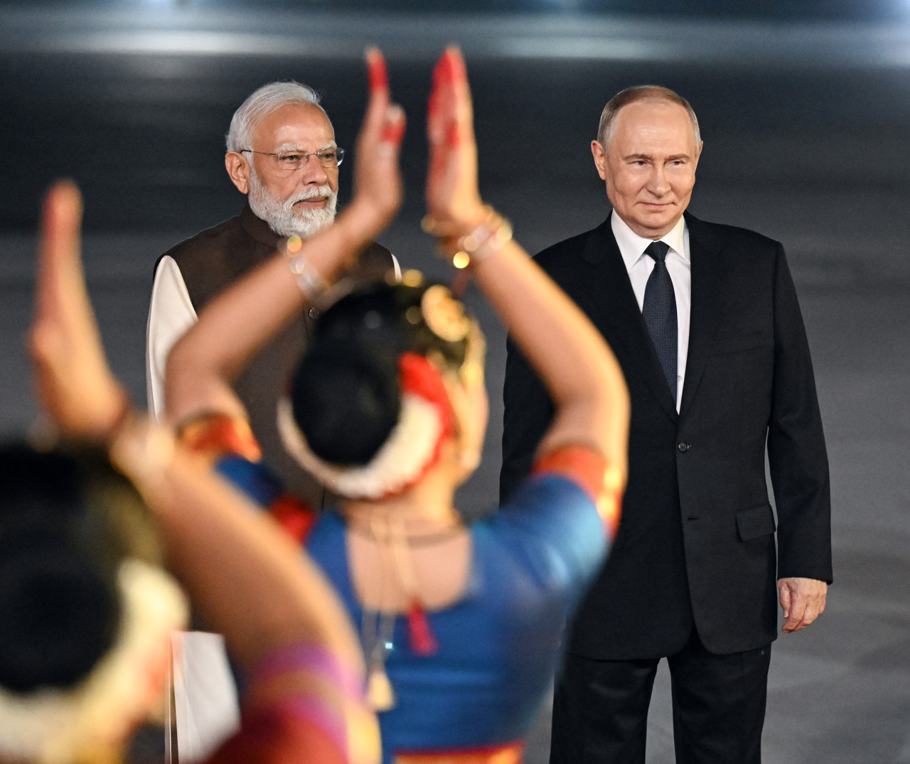 Modi verwelkomt Poetin op het vliegveld met een dansceremonie.