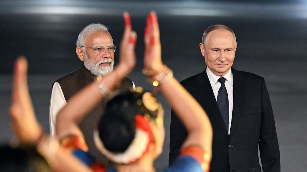 Modi verwelkomt Poetin op het vliegveld met een dansceremonie.