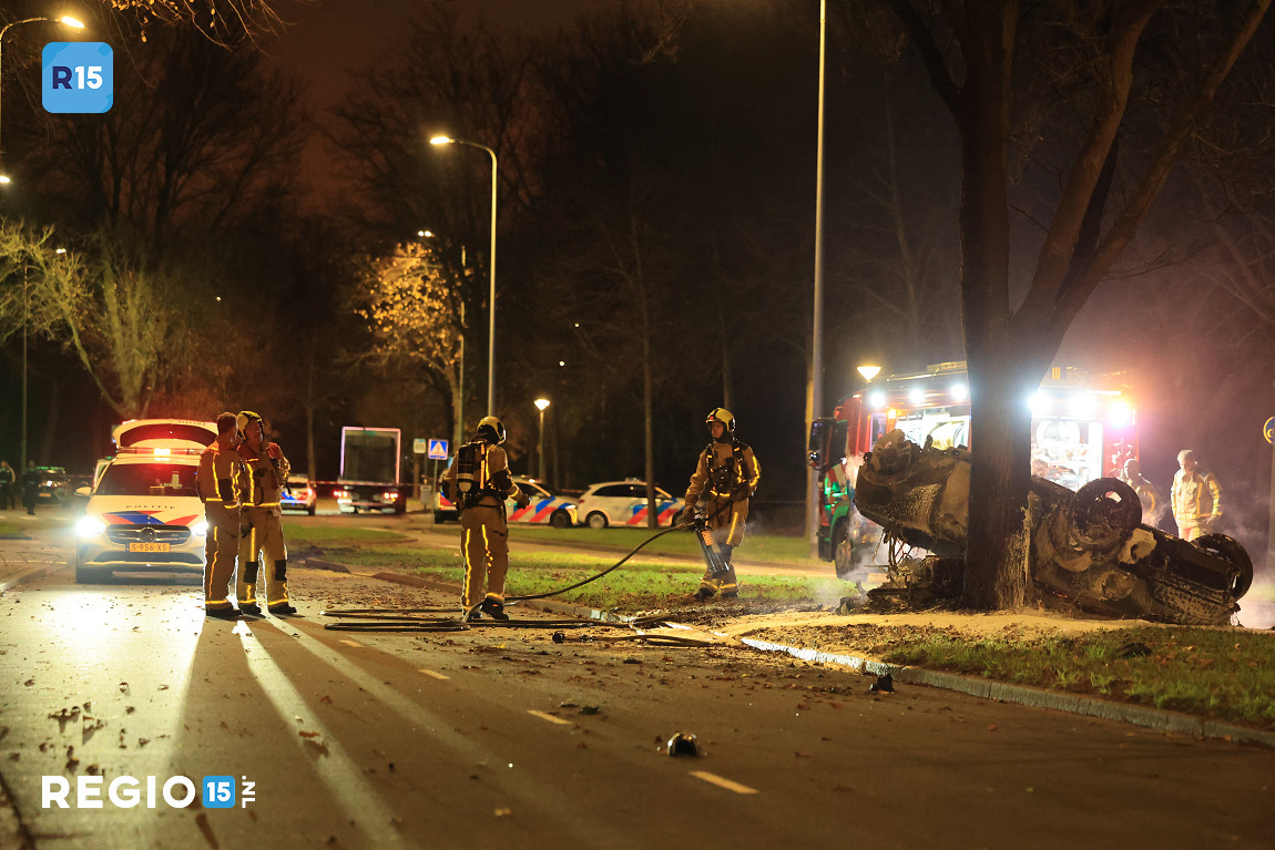 Ook de brandweer kwam in actie op de plek van de crash.