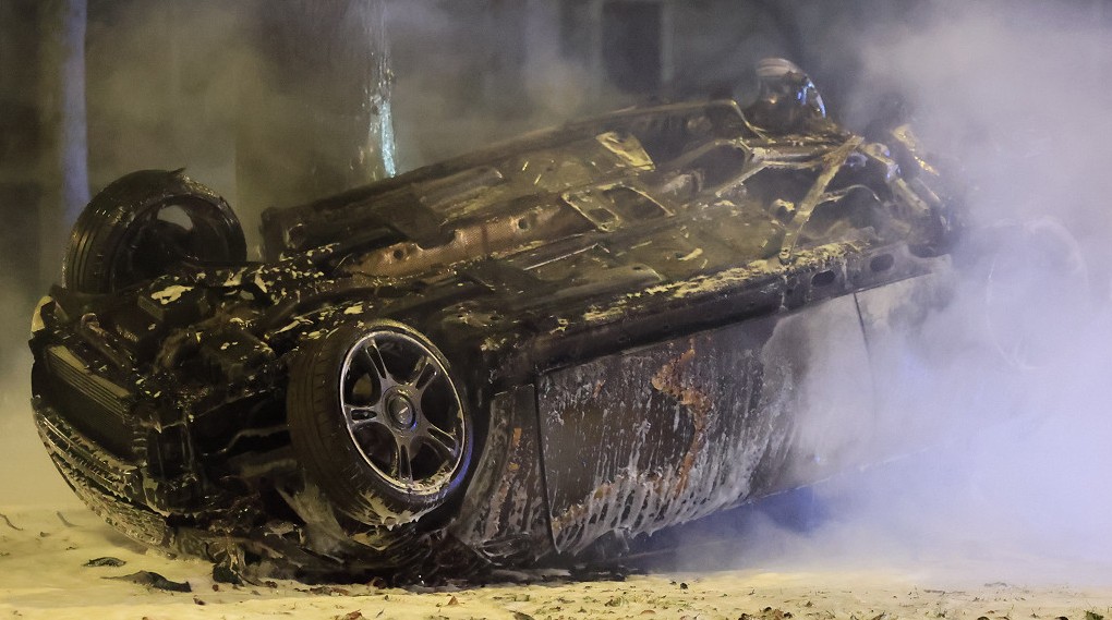 Het wrak van de gecrashte auto