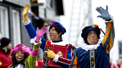 Jochem Myjer roept op het 'gezellig' te houden na doodsbedreigingen Sinterklaasjournaal-collega: 'Blijf je van af'