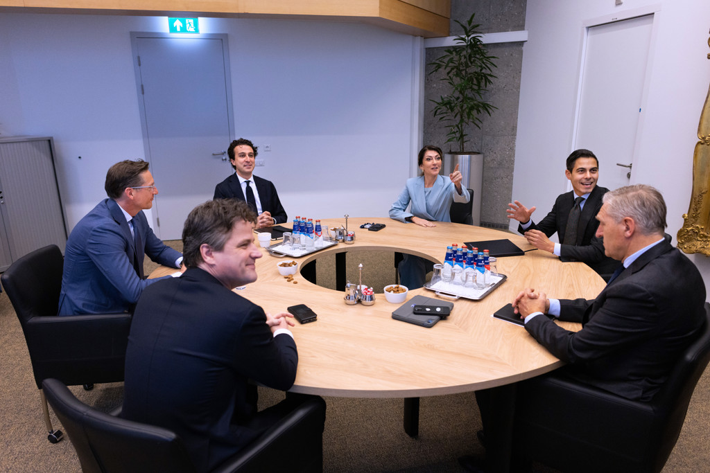 Partijleiders in gesprek met informateur over vervolg formatie