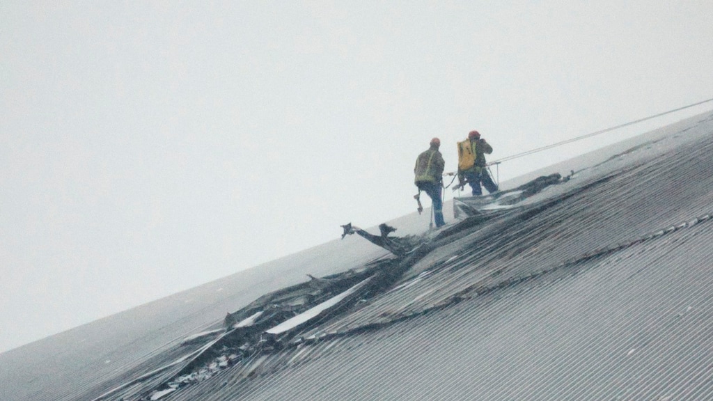 De schade aan de overkapping na de aanval van februari wordt opgenomen.