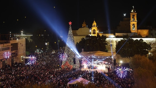Na twee jaar sobere viering weer grote kerstboom in Bethlehem