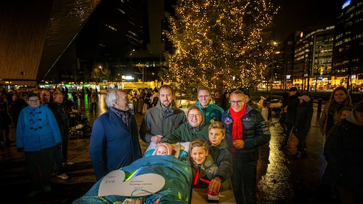 Ongeneeslijke zieke Eva (5) vult Rotterdam Centraal met licht: 'Ook voor haar brandt een lichtje'