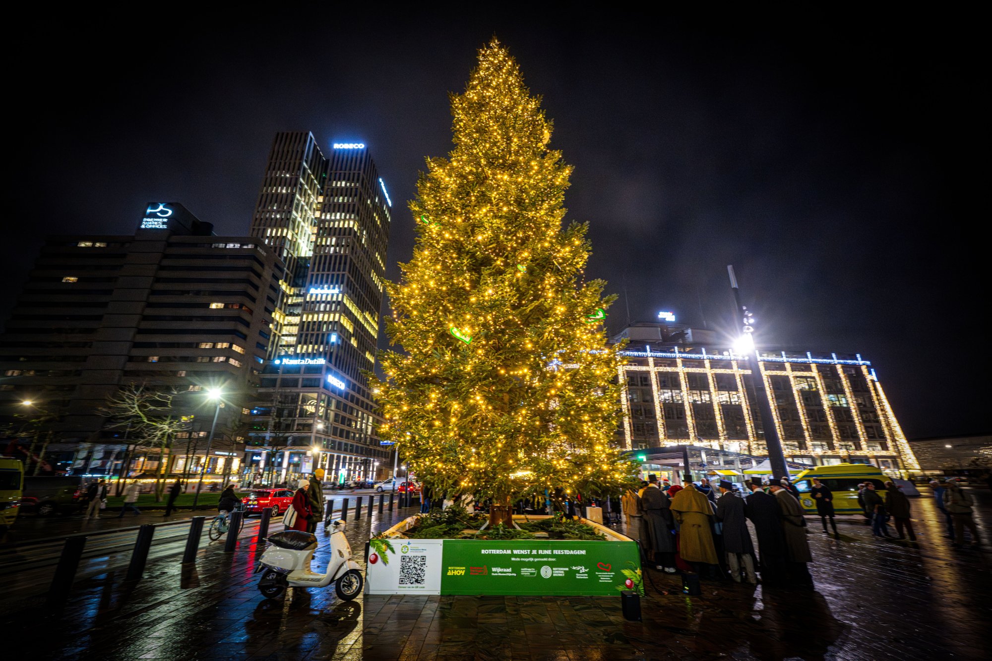 De kerstboom, met alle 25.000 lampjes, vlak voor Rotterdam Centraal.
