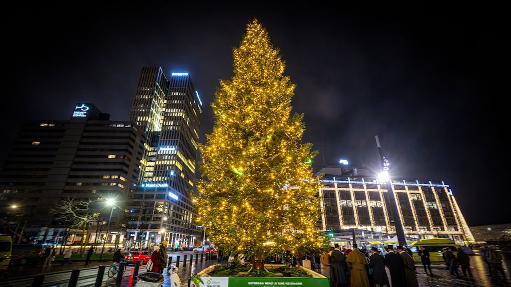 De kerstboom, met alle 25.000 lampjes, vlak voor Rotterdam Centraal.
