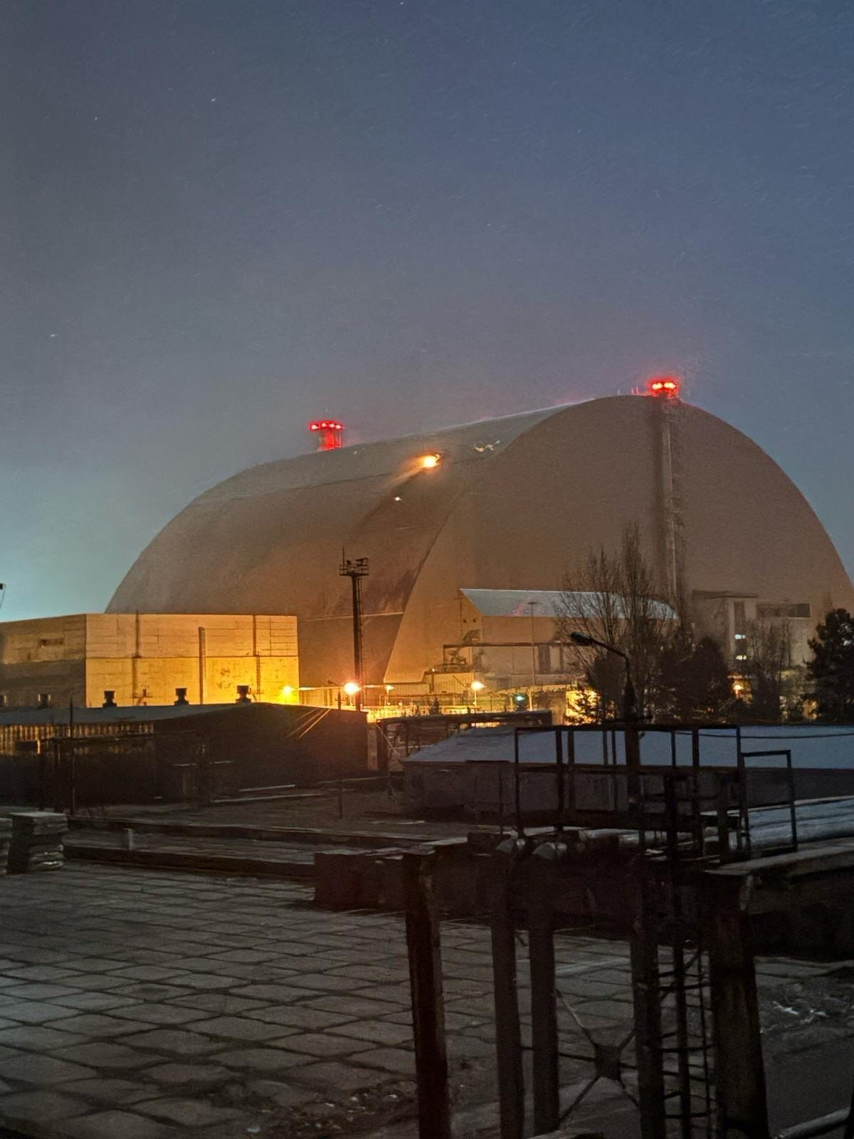 De overkapping van de reactor in Tsjernobyl.