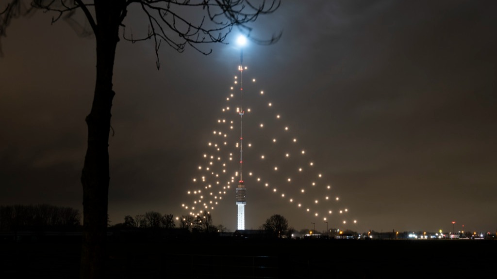 De toren, ook wel bekend als de zendmast van Lopik, wordt sinds 1992 opgetuigd als een kerstboom. 