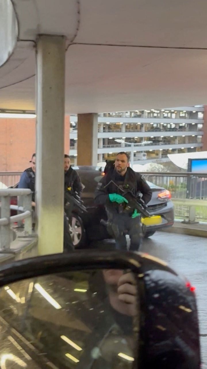 Politie massaal uitgerukt: mannen spuiten met pepperspray op luchthaven VK