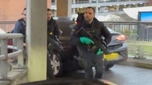 Politie massaal uitgerukt: mannen spuiten met pepperspray op luchthaven VK