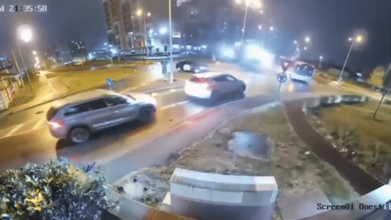 Auto schiet door de lucht over rotonde in Roemenië 