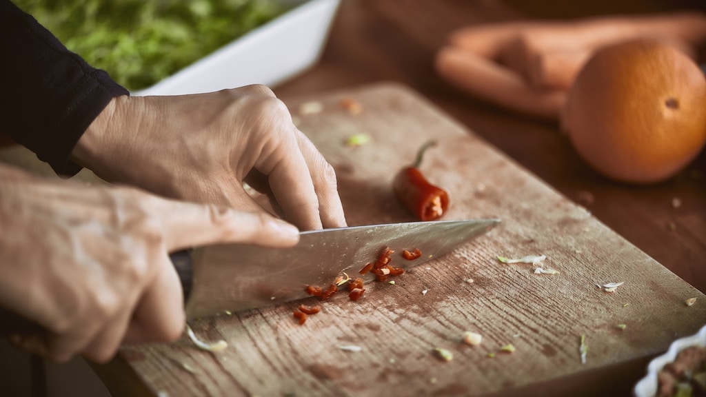 Hete peper aan je vingers? 7 tips om het eraf te krijgen