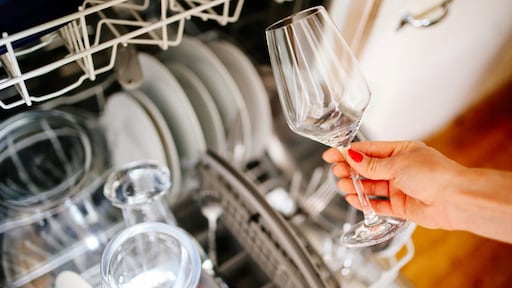 Dit gebeurt er als je de vaatwasser te snel uitruimt