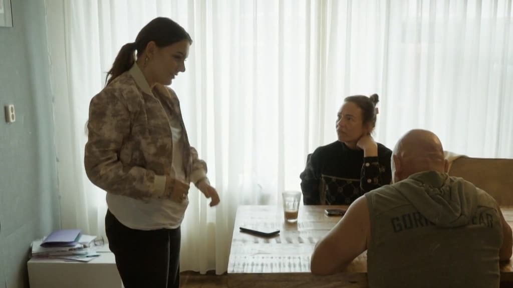 Buurvrouw slaat alarm in Vier Handen Op Eén Buik: 'Milt staat op knappen'