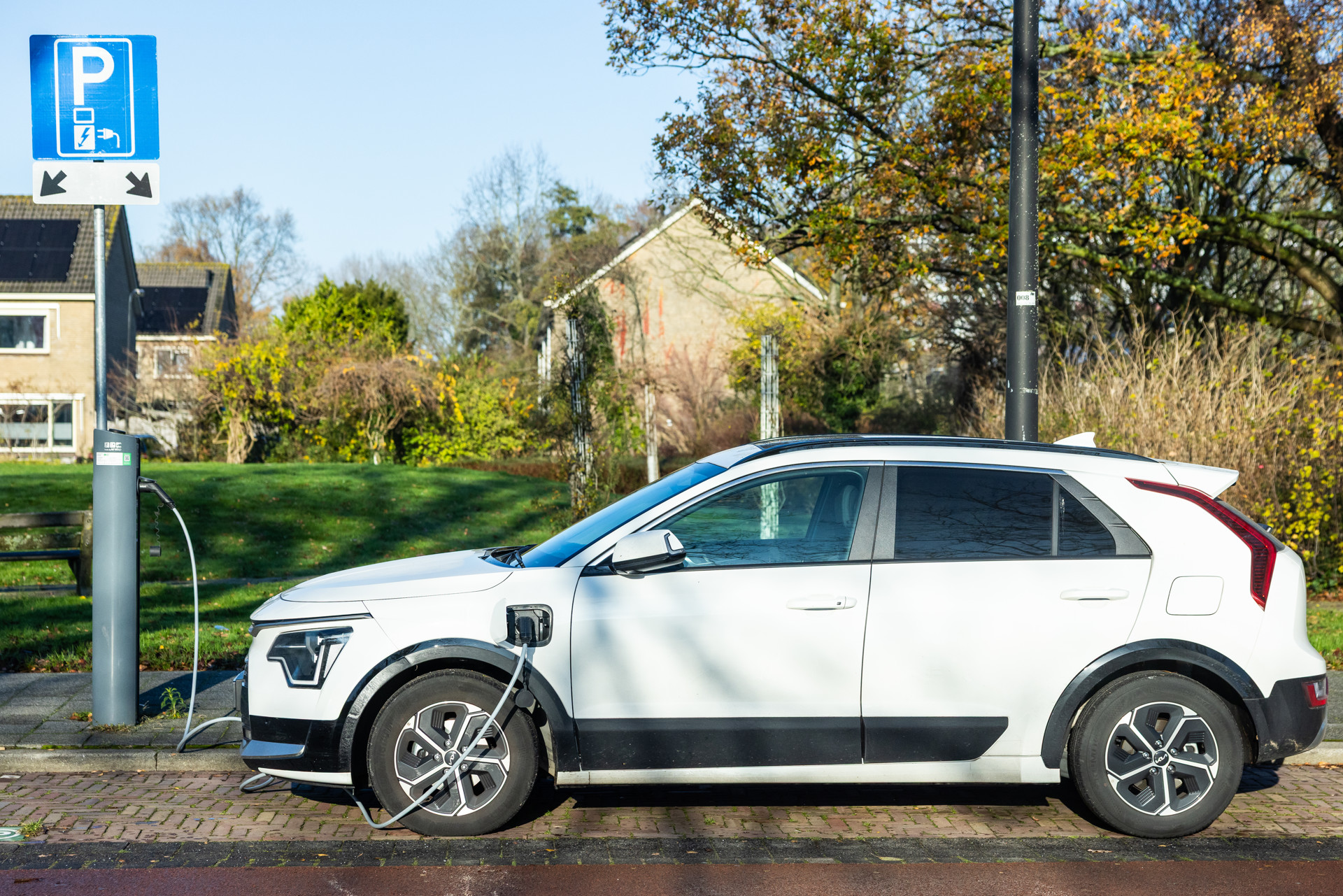 Laden bij andere paal binnen gemeente kan tientallen euro&#x27;s besparen