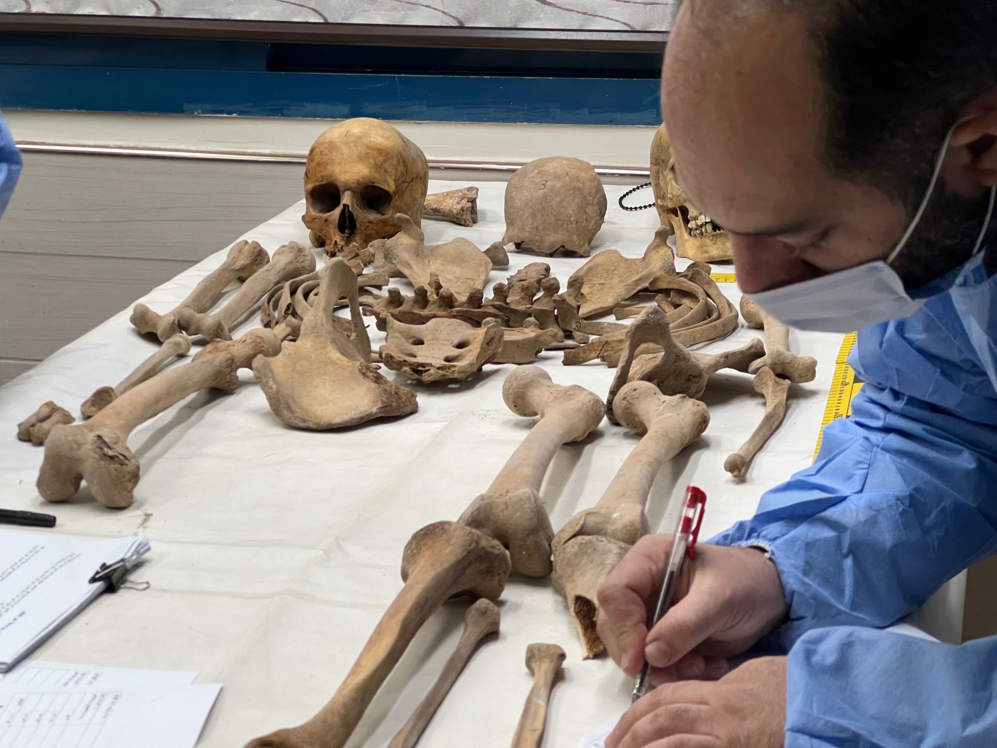 Aamer Al-Saraqiby aan het werk in het forensisch lab