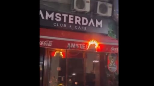 Duizenden Feyenoordfans in Boekarest, luifel 'club Amsterdam' in brand