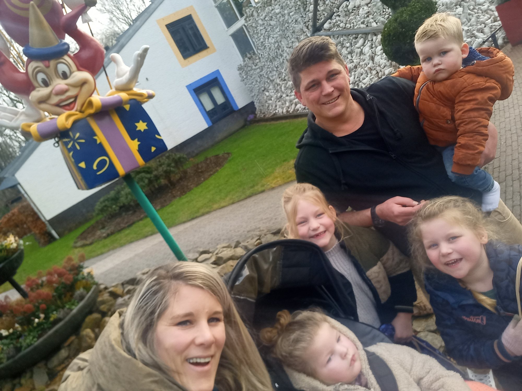 Maartje, Toon en hun vier kinderen voor de villa