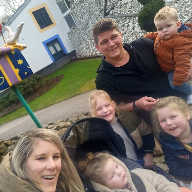 Maartje, Toon en hun vier kinderen voor de villa