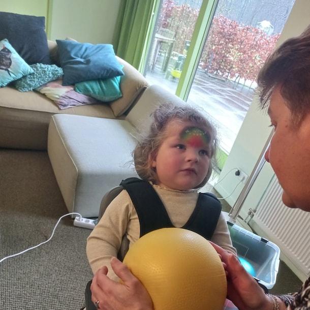 Bieke tijdens de BIM-activiteit in Villa Pardoes