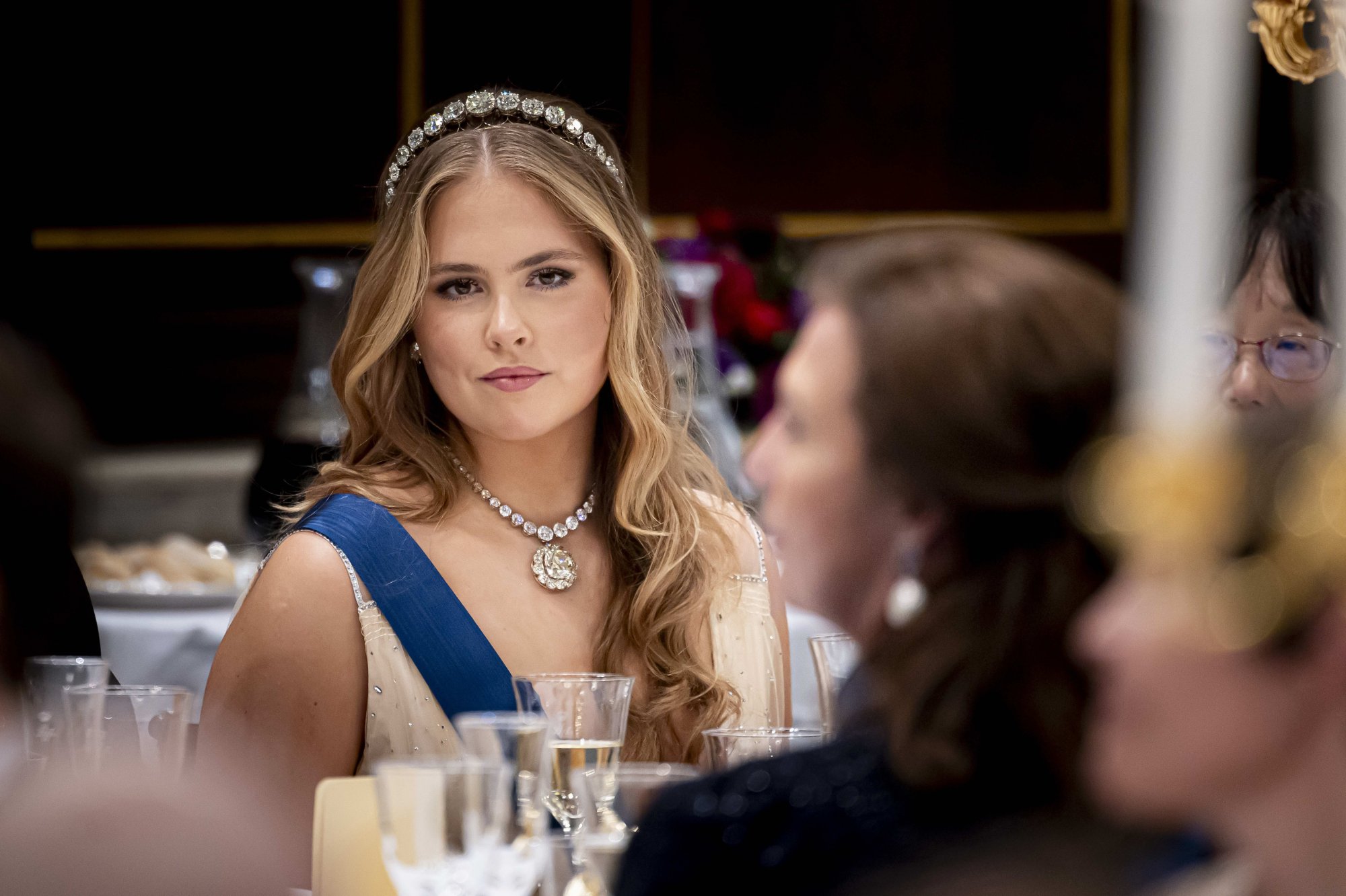 Prinses Amalia steelt de show bij staatsbanket met diepe V-halsjurk