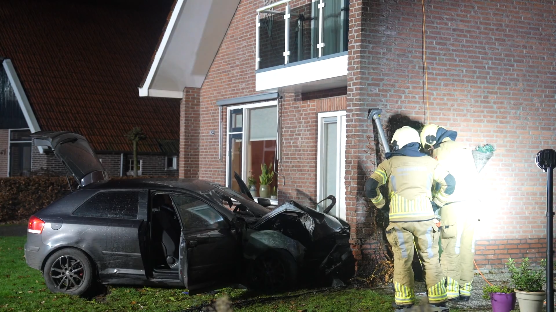 Drie gewonden nadat auto tegen woning is gereden in Zuidveen
