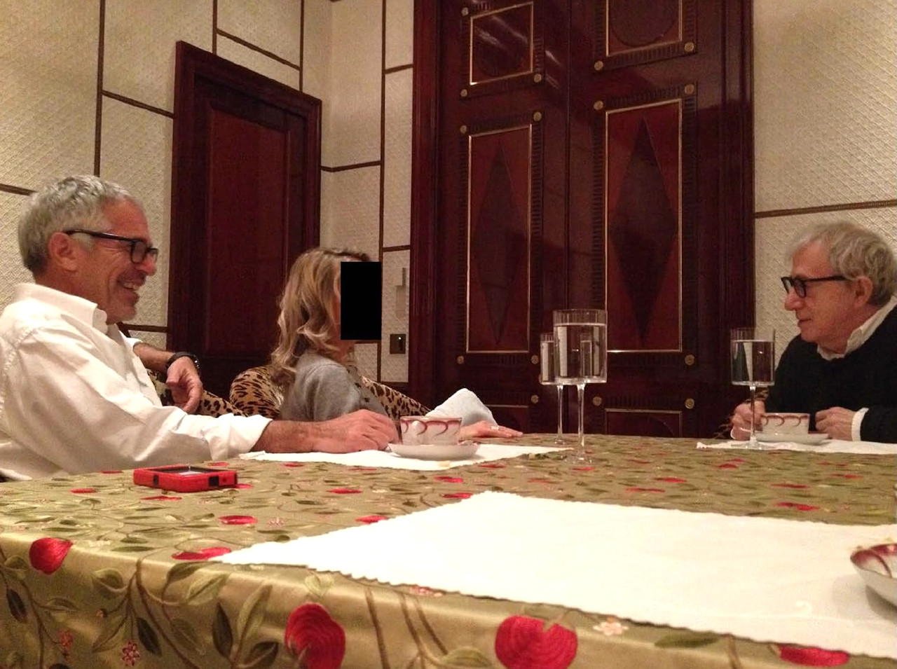 Jeffrey Epstein, een onherkenbaar gemaakte vrouw en Woody Allen.