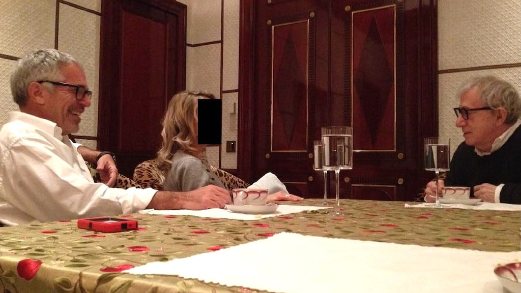 Jeffrey Epstein, een onherkenbaar gemaakte vrouw en Woody Allen.