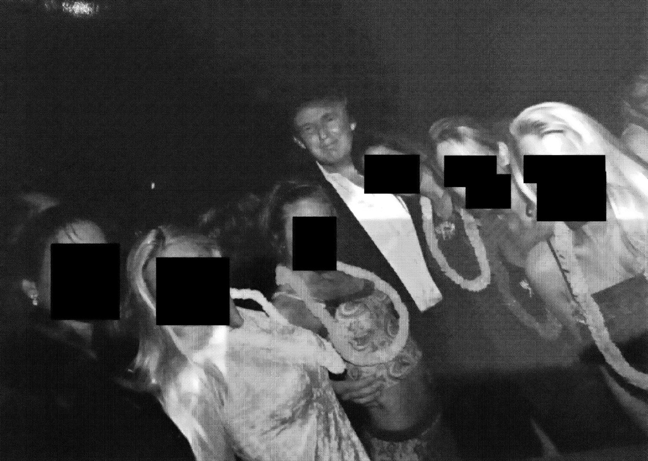 De Amerikaanse president Donald Trump met een aantal onherkenbaar gemaakte vrouwen.