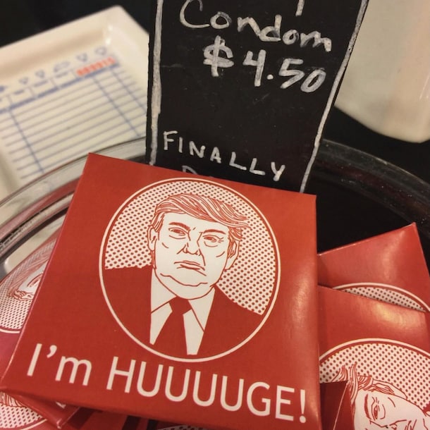 Condooms met Trumps hoofd erop die zijn gevonden op Epsteins landgoed.