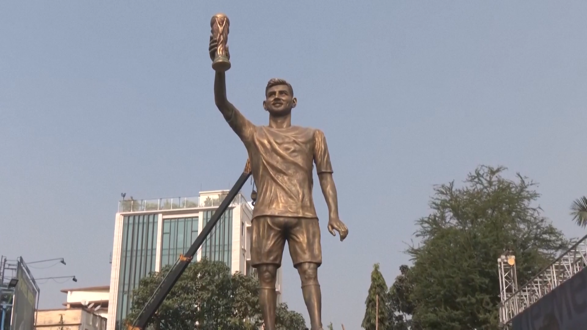 Het 21 meter hoge standbeeld van Messi.